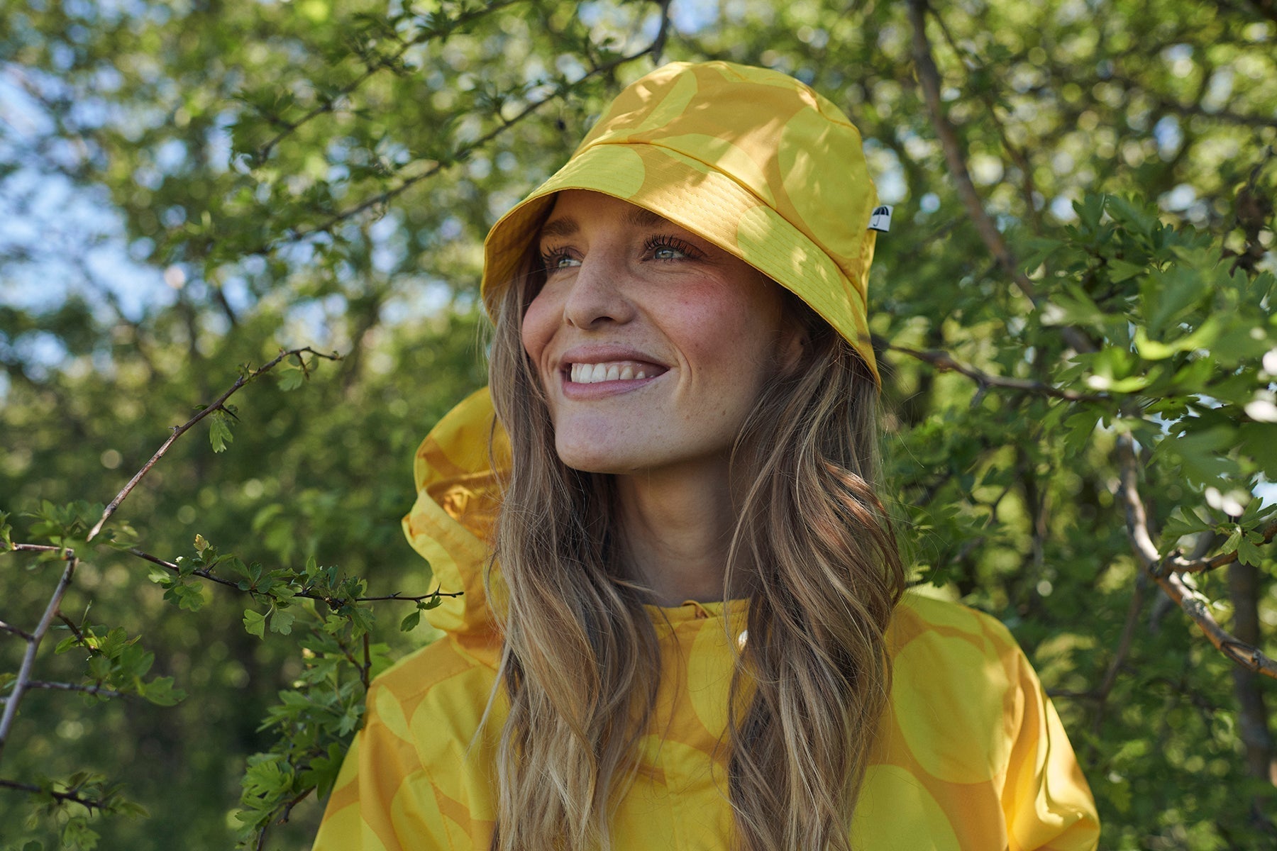 Wat trek je aan bij wisselvallig lenteweer? Zo blijf je droog én zie je er goed uit!