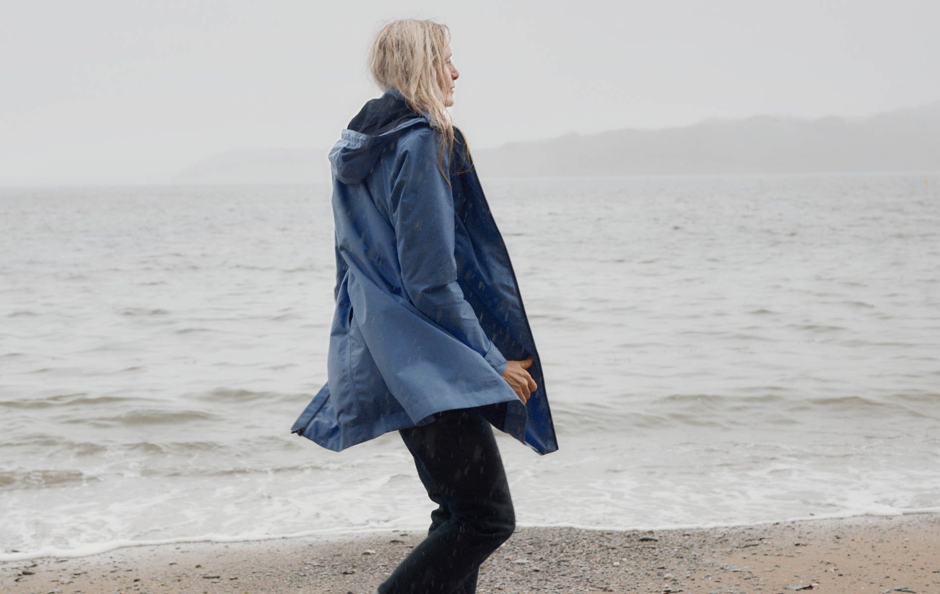 Welke jas draag je tijdens een wandeling in wisselvallig weer?