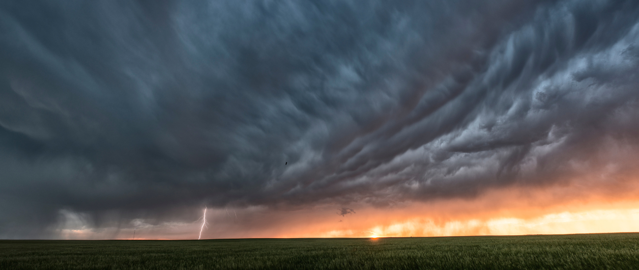 Donkere onweerswolk boven een zomers landschap