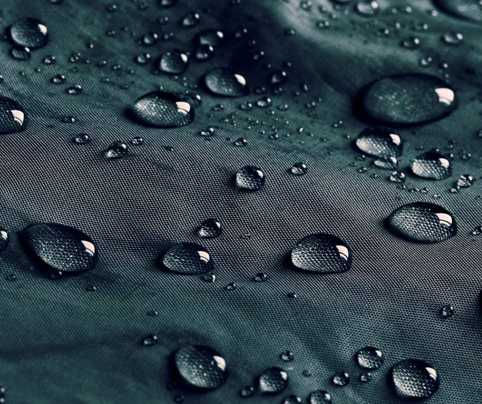 Waarom word je nat in je regenjas? Het verschil tussen waterdicht en waterafstotend