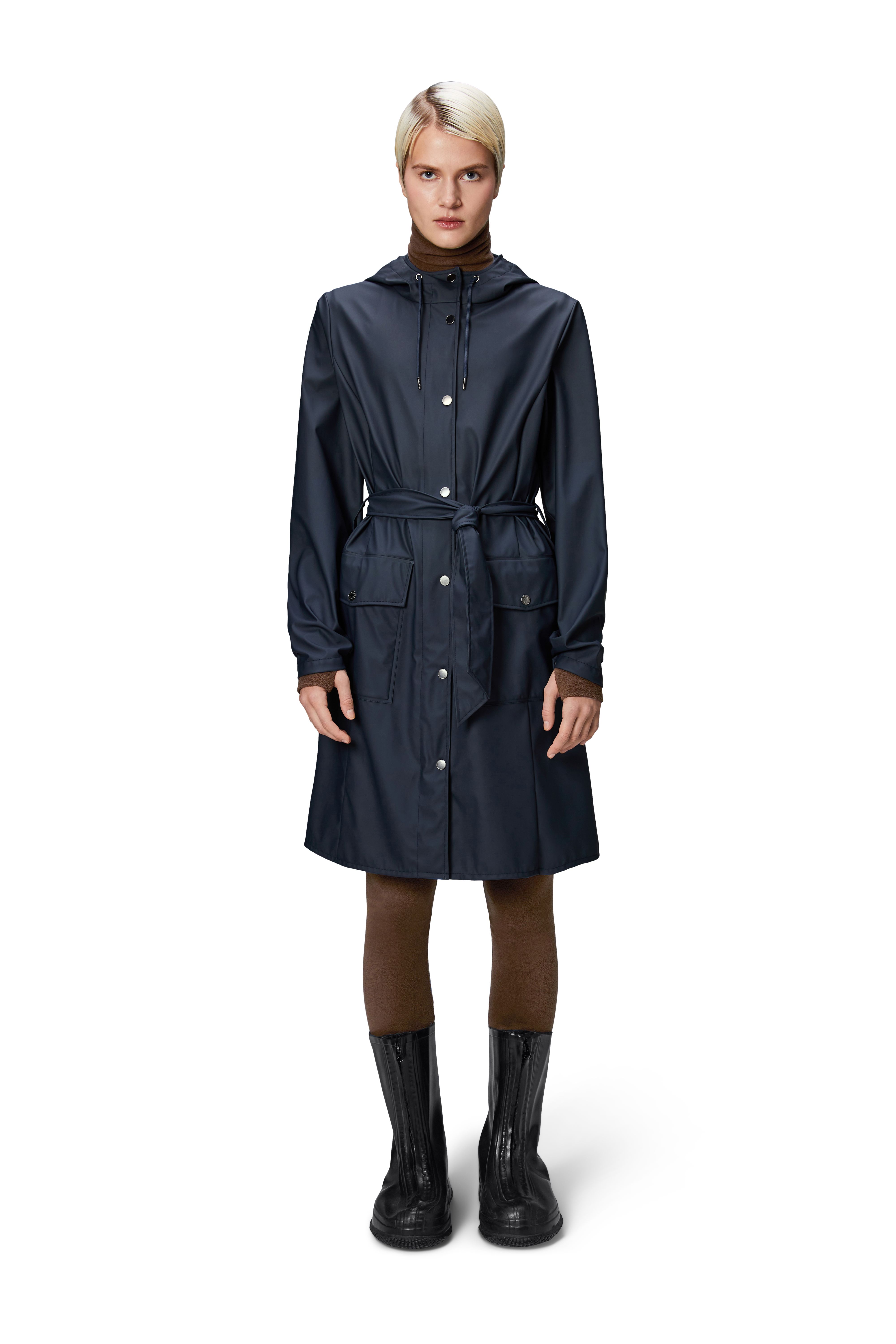 RAINS Curve W Jacket Navy Hip in de Regen