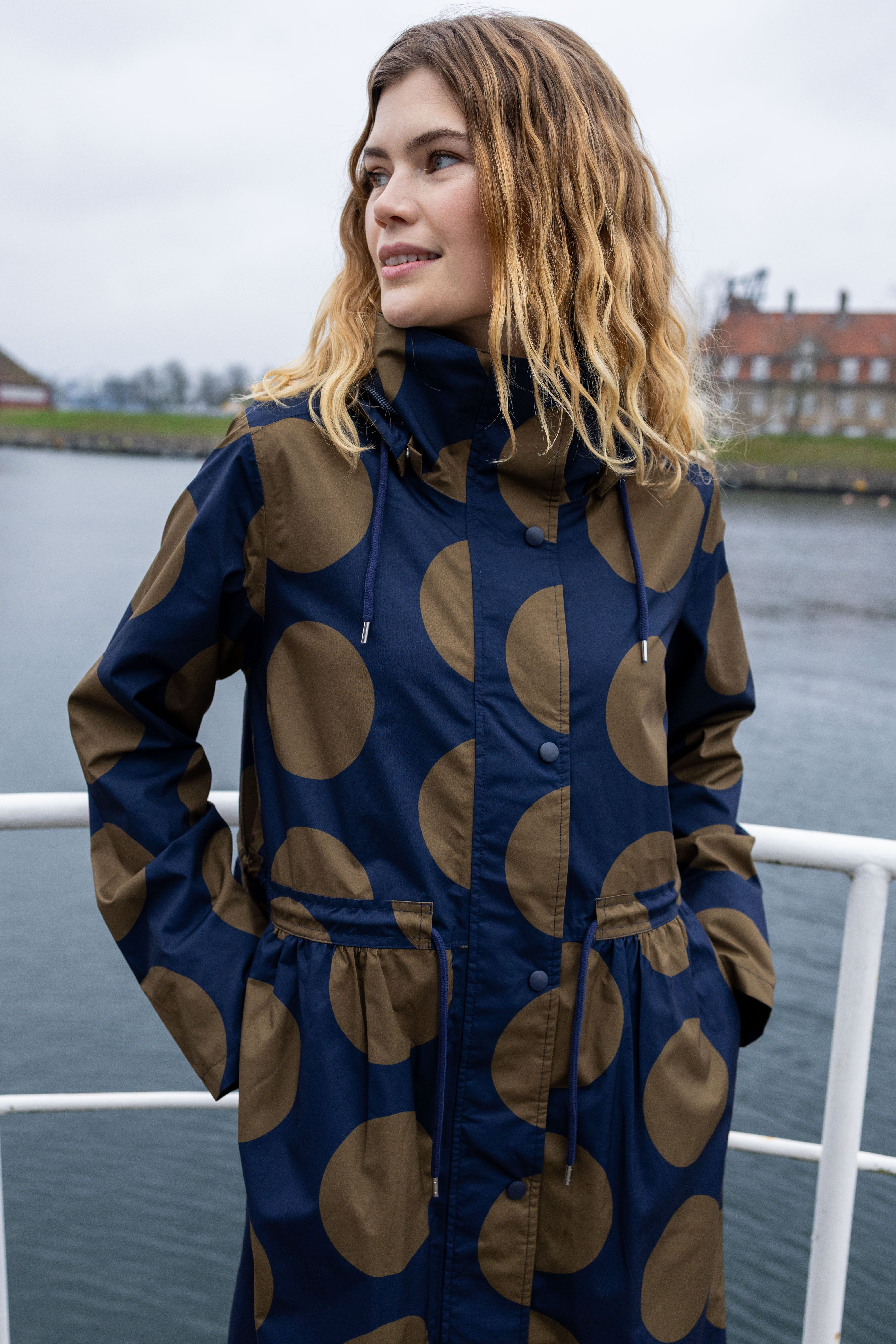 Danefae DaneThunder Regenjas Navy/ Olive Megadots close up
