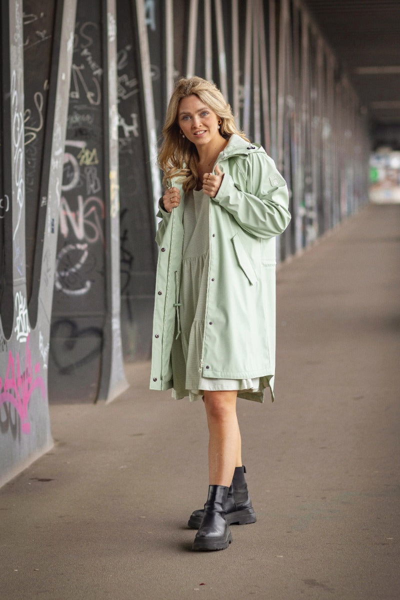 Derbe Regenjas Dames Traveby Friese Island Fog Green model voor