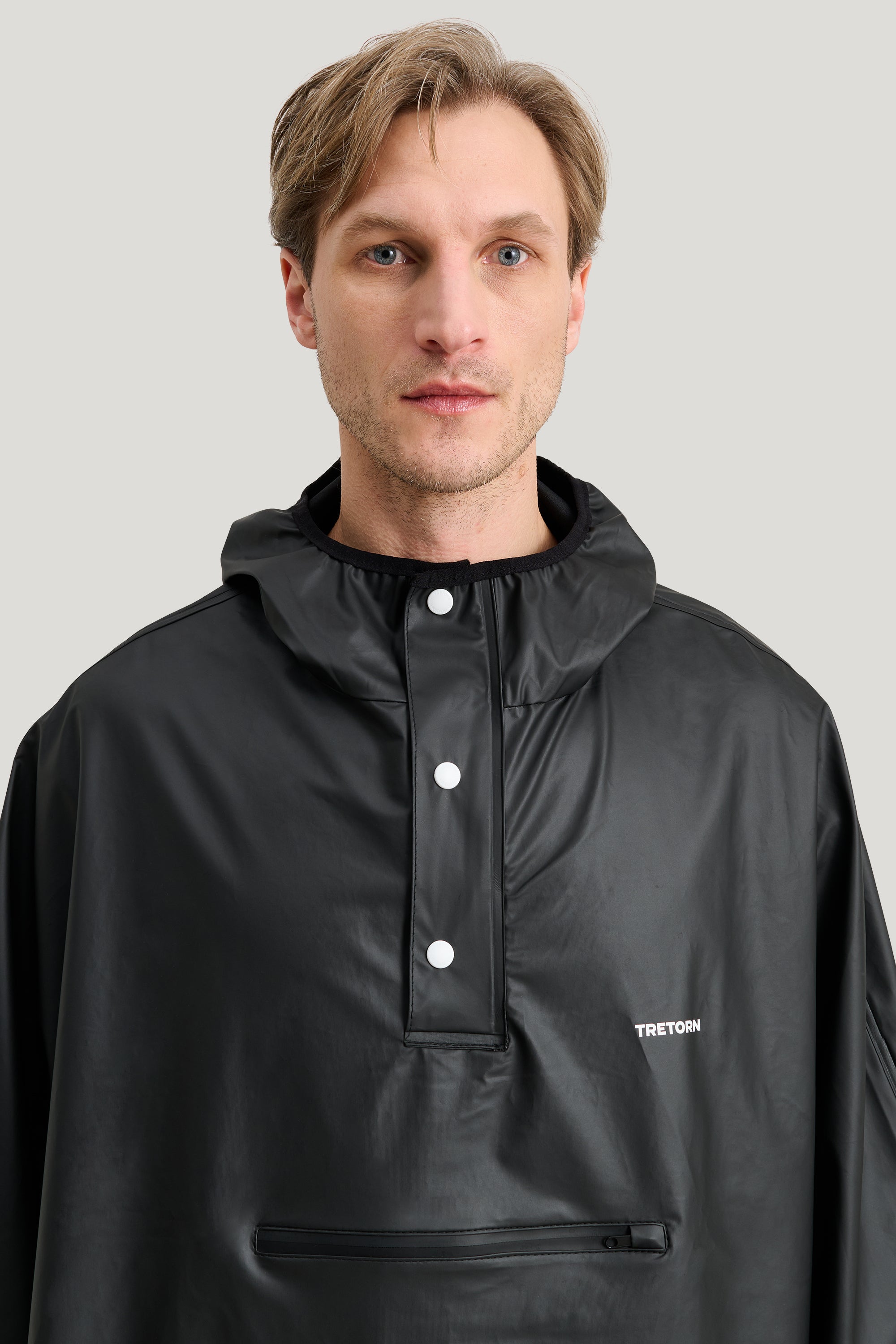 Tretorn Light Rain Poncho zwart man close
