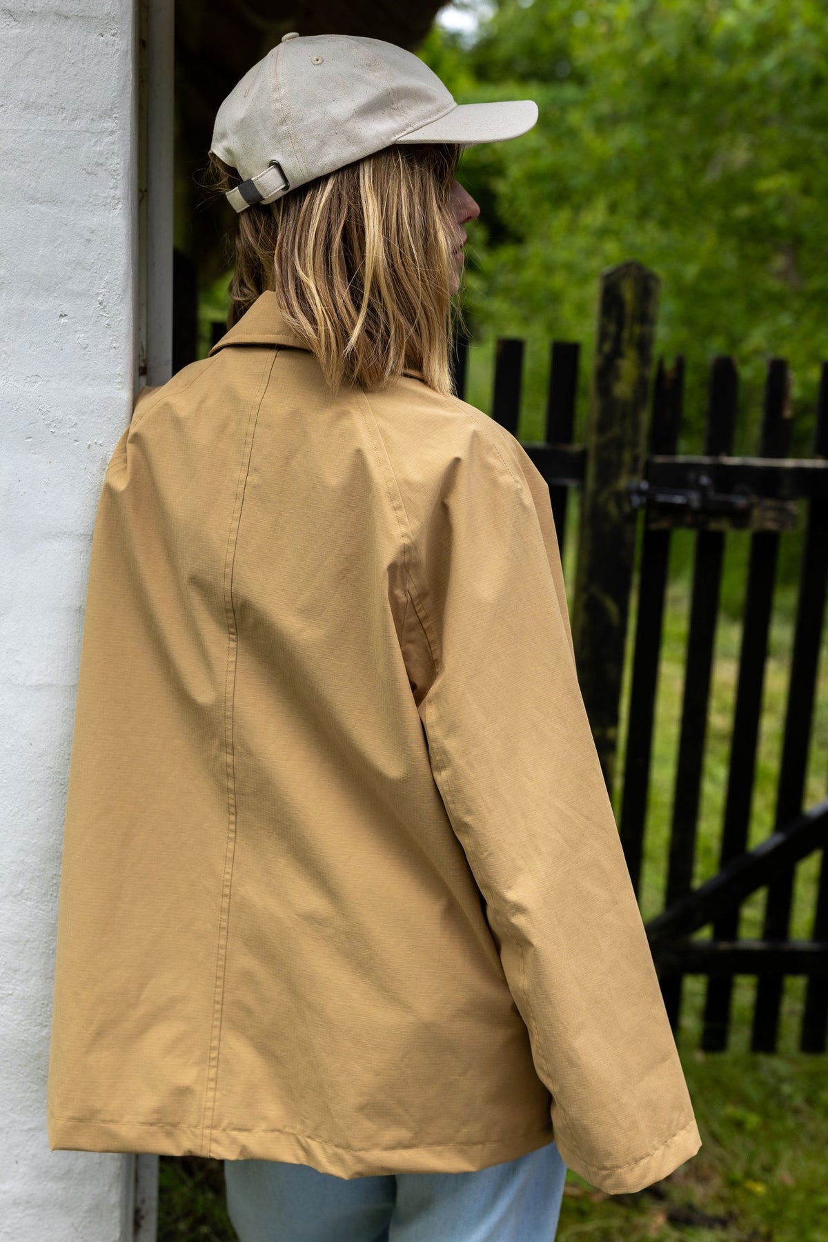 Beige Danefæ Danebusiness regenjack voor dames in een lentesetting
