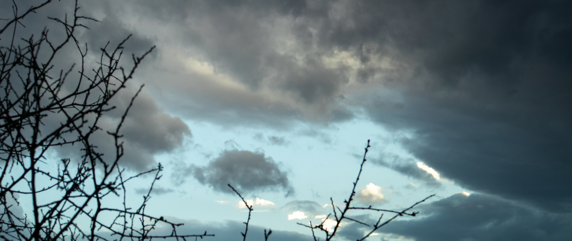 Waarom zijn regenwolken eigenlijk zo donker? 🌧️