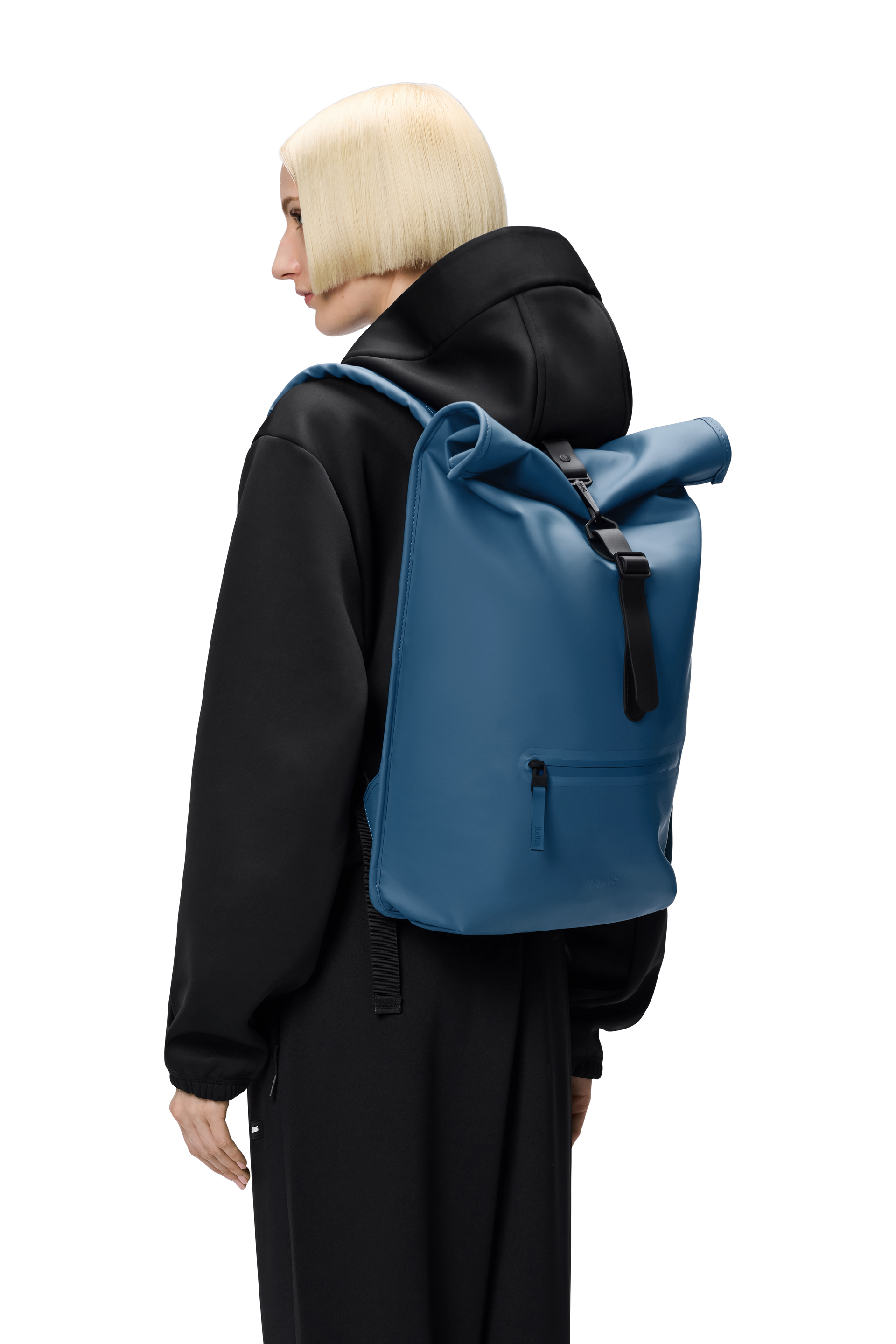 RAINS Rolltop Rucksack W3 Pulse – Hip in de Regen