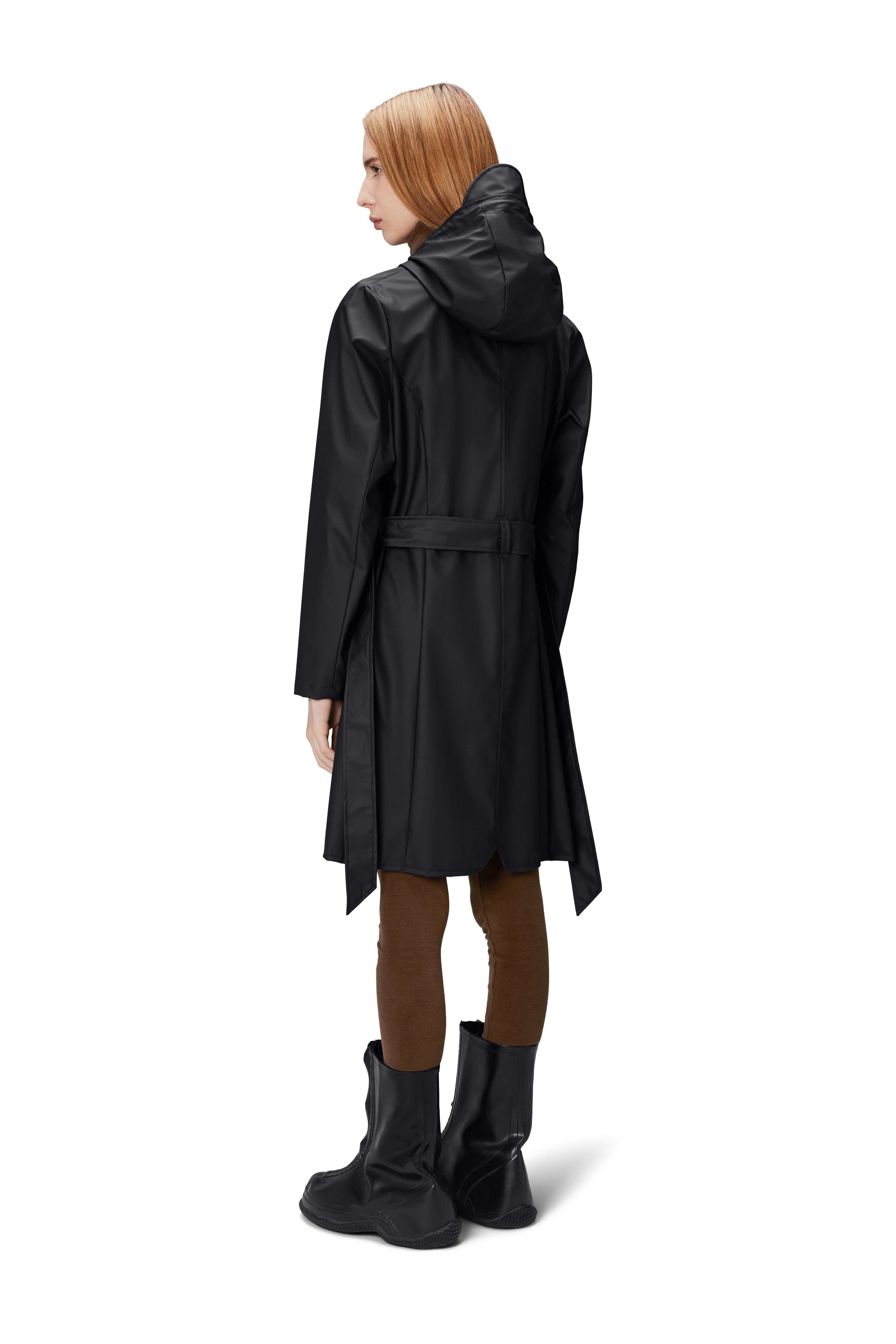 RAINS Curve W Jacket Black Hip in de Regen