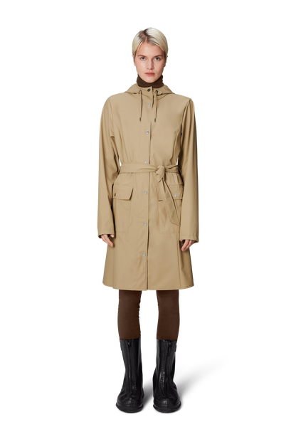 RAINS Curve W Jacket Sand Hip in de Regen