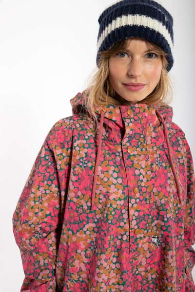 Danefae Danedream Drops Poncho Berrygood Roze close