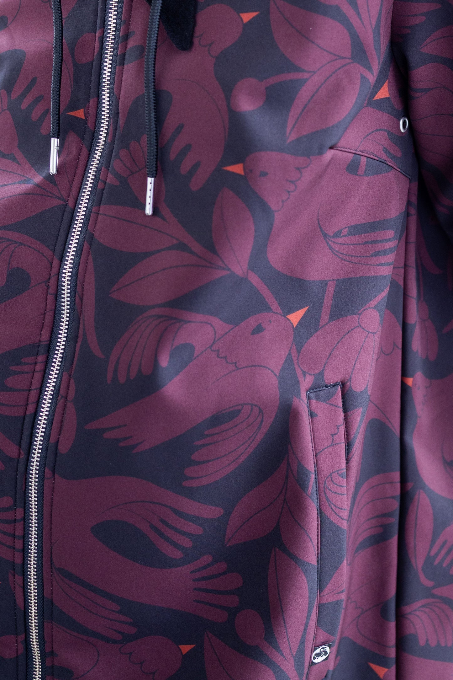 Danefae Danekarla Softshell Black/Dark Wine Birdie up detail