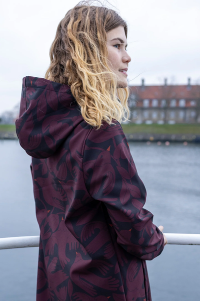 Danefae Danekarla Softshell Black/Dark Wine Birdie up zijkant