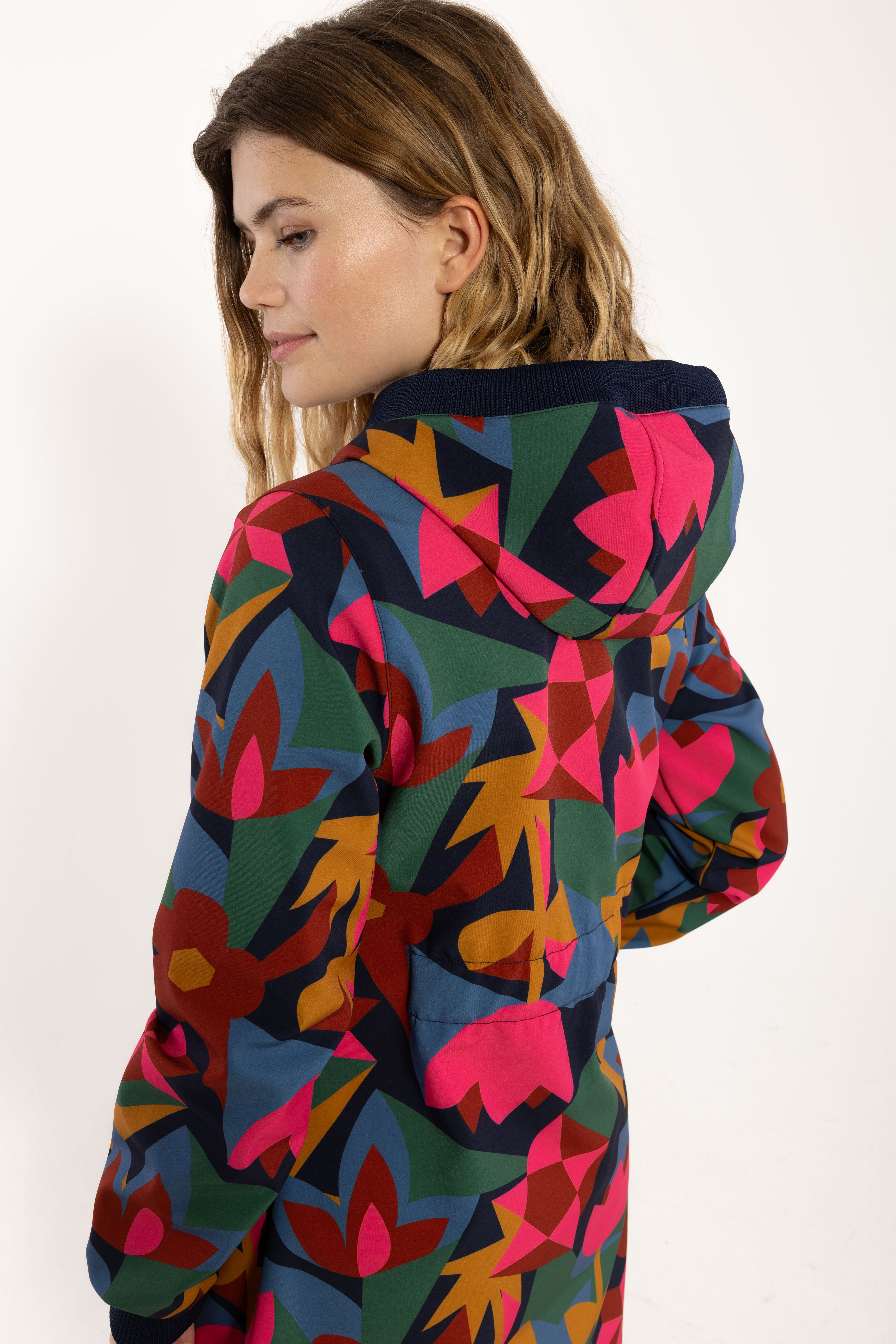 Danefae Softshell Regenjas Danejane Dark Navy/ Soft Cherry Geofleur achterkant