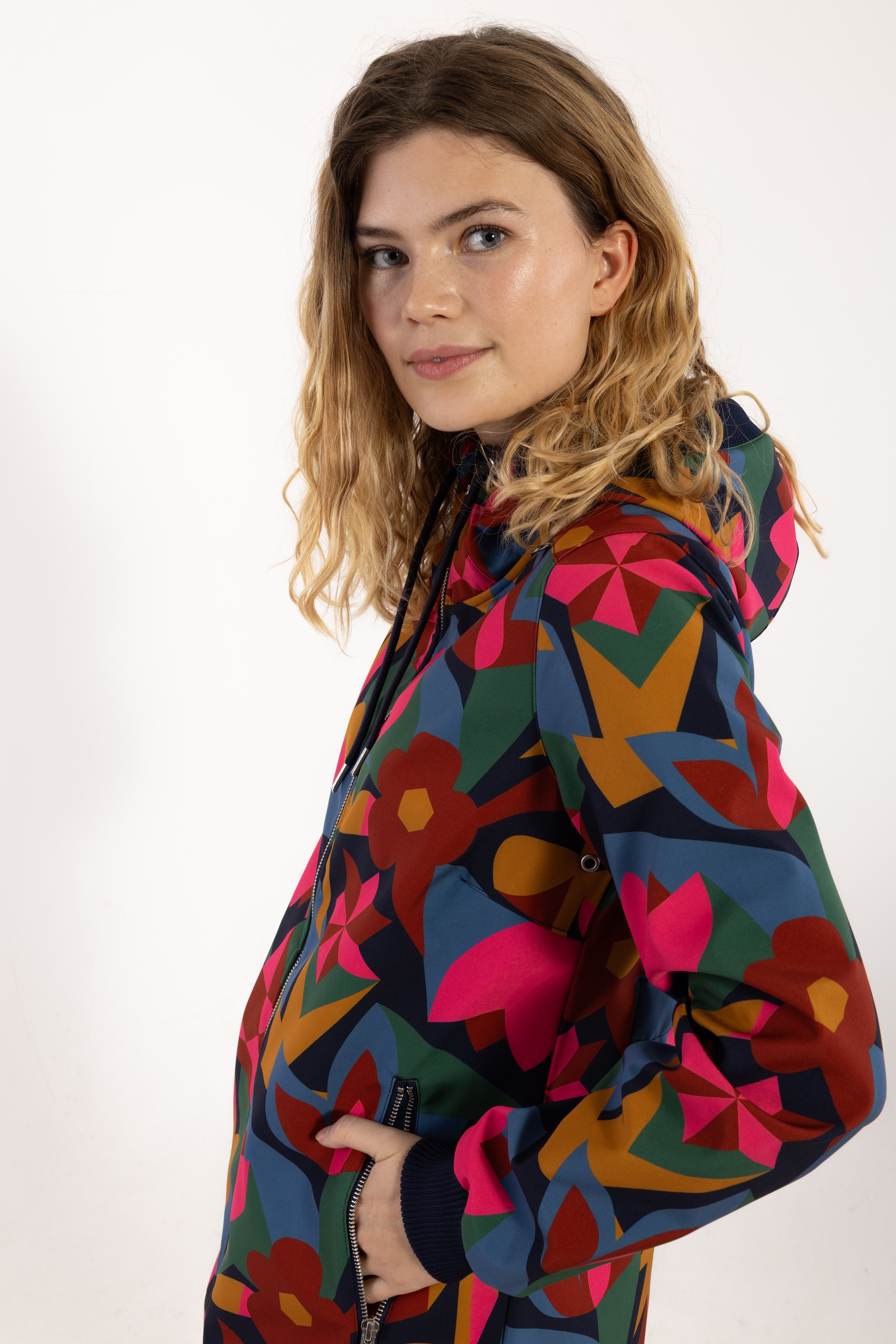 Danefae Softshell Regenjas Danejane Dark Navy/ Soft Cherry Geofleur zijkant