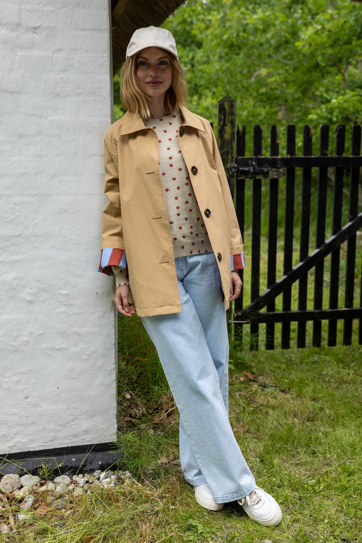 Danefæ Danebusiness korte trenchcoat in beige met opgerolde mouwen