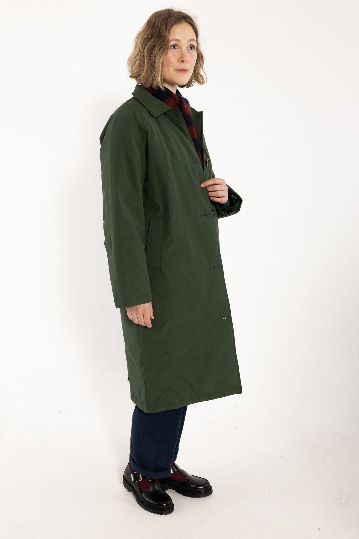 Danefæ Daneladylike donkergroene trenchcoat winterjas gedragen door model