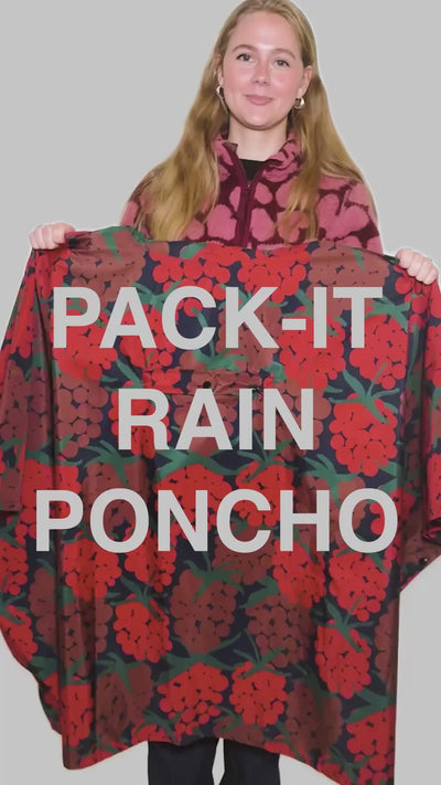 Danefæ Danepackit opvouwbare regenponcho in gebruik