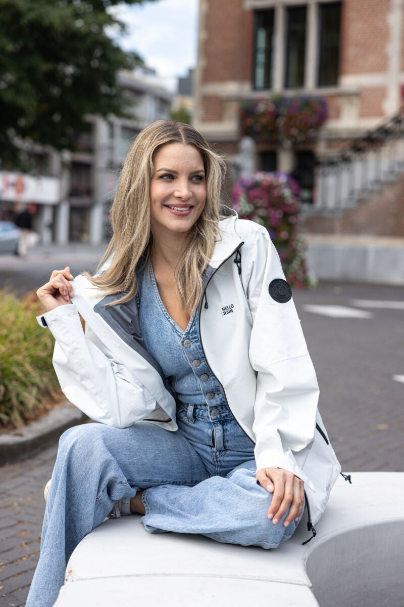 Hello Rain Premium 20K regenjas in off-white gedragen door een vrouw