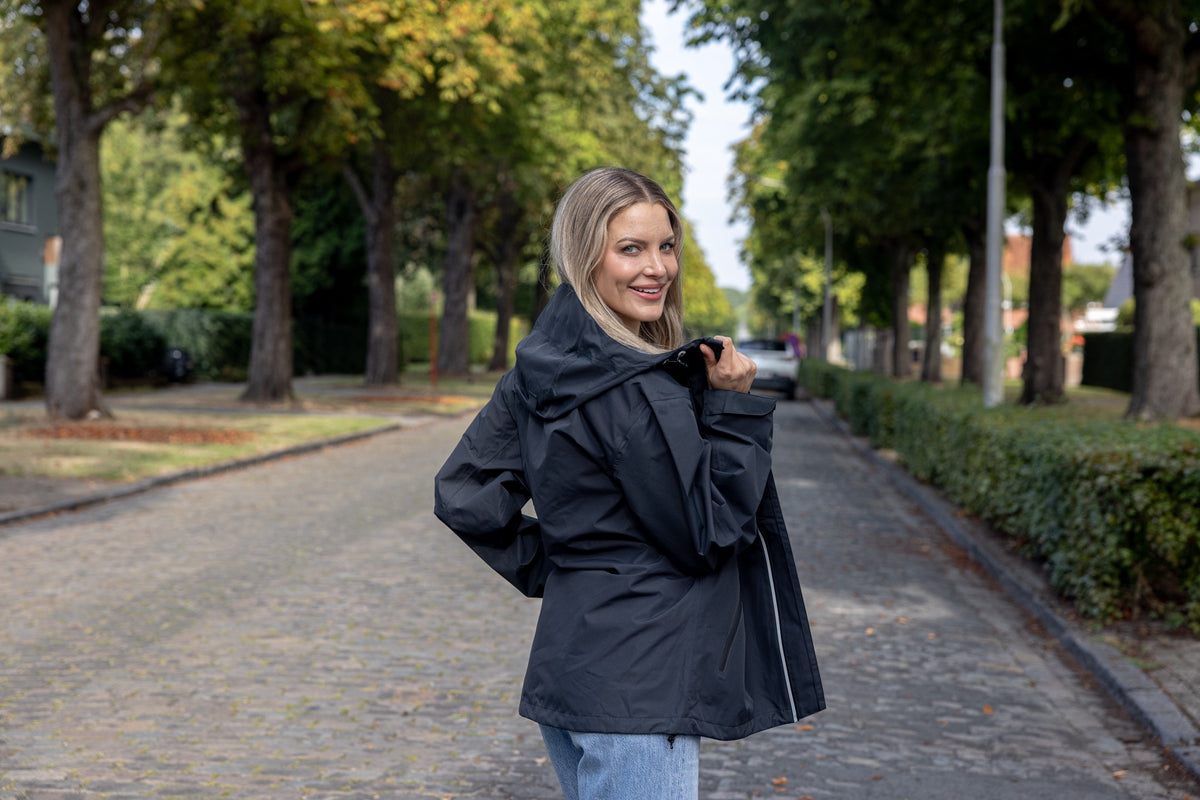 Hello Rain Premium 20K regenjas zwart – achteraanzicht