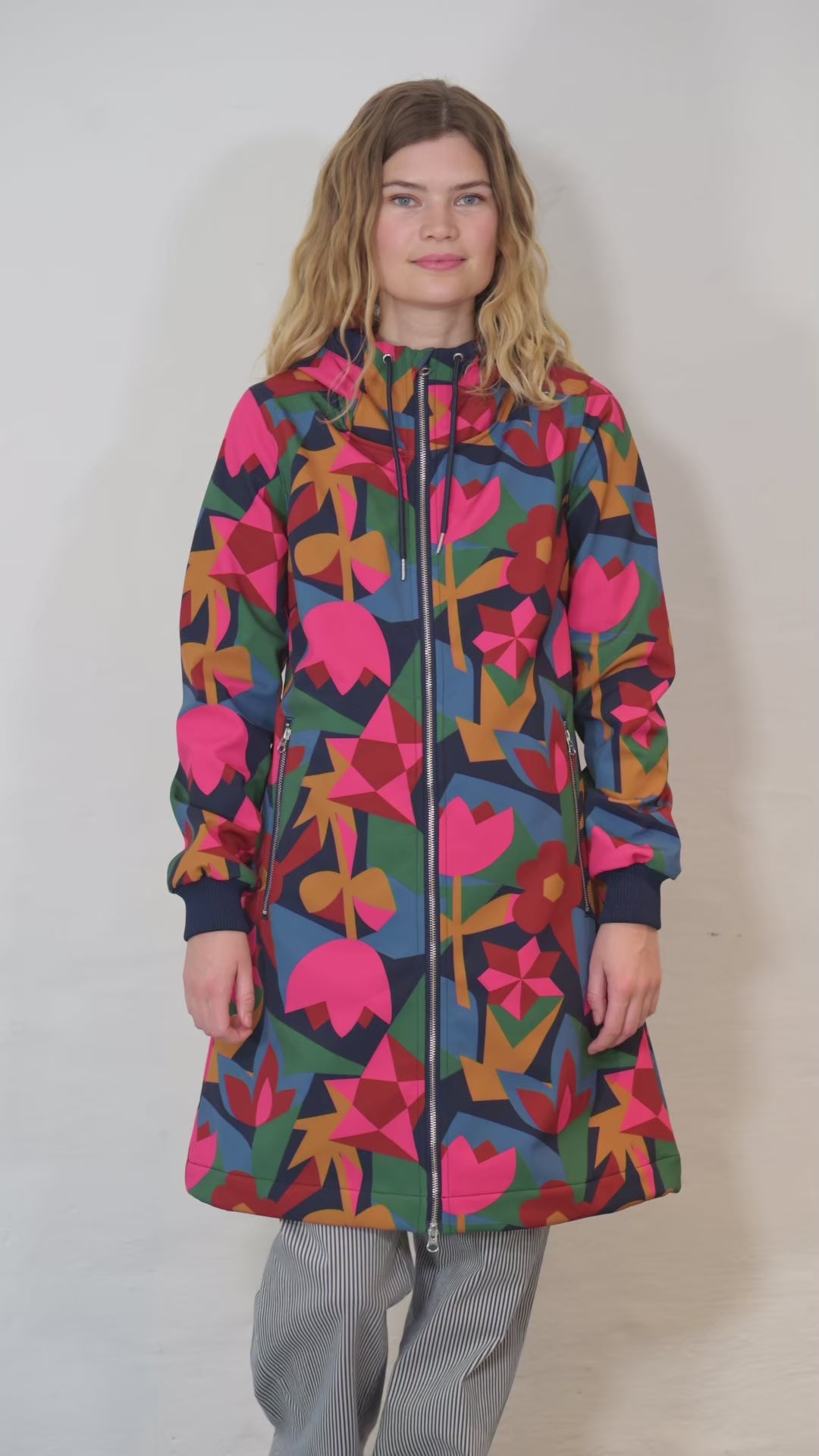 Video laden: Danefae Softshell Regenjas Danejane Dark Navy/ Soft Cherry Geofleur