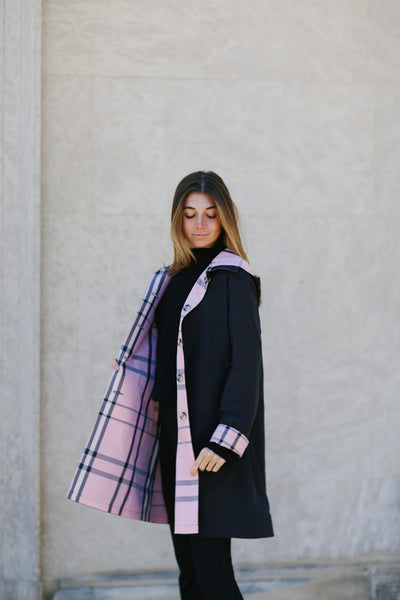 Schwarz-rosa karierter Regen-Trenchcoat