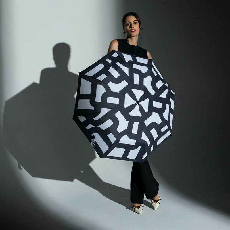Smati compacte paraplu met zwart-wit grafische print gedragen door model
